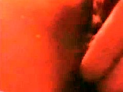 Hemgjord video av amatörtjej som suger och knullar en stor kuk