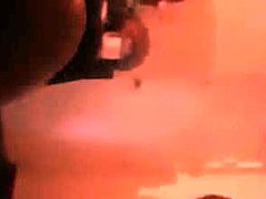 Büyük siyah horoz SE DC videosunda ıslak ve vahşi bir el işi alıyor