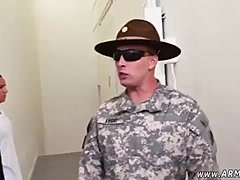 Sotilasmiehet tutkivat seksuaalisuuttaan suihkussa