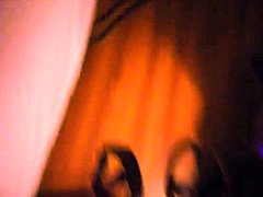 Curva cu sânii mari se joacă obraznic cu un penis negru într-un videoclip de acasă