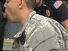 Poliţiştii amatoare gay în uniformă se angajează în sex interrasial fierbinte