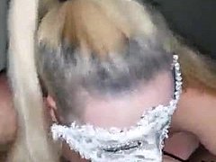 Eine blonde Leicester-Schlampe gibt mir in einem Video einen Deepthroat-Blowjob