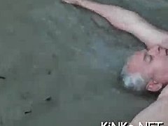 Videoclipuri cu sex dur în care o stăpână dominantă o bate și o călărește pe sclavul ei