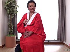 Japanilainen isoäiti Yuko Ogasawara näyttää hierontataitonsa ja rintansa