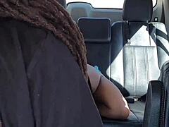 امرأة ناضجة ذات ثديين كبيرين تحصل على نيك في مؤخرتها في السيارة