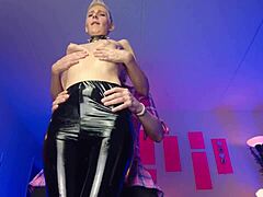 Ladyboy berpakaian lateks menikmati BDSM dan pancutan
