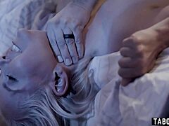 Аалииах Лове ужива у грубом сексу са својим доктором