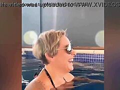 MILF-Mama wird in sexy Bademantel in HD-Video frech