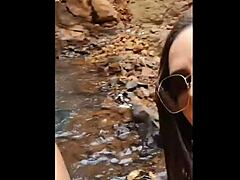 Storbröstade Paty och Jhonny rider vattenfallet i HD-video