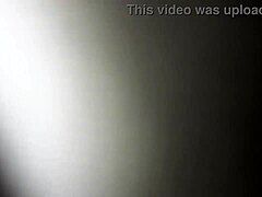शौकिया एमआईएलए क्रीमपाइ प्राप्त करते हुए एक एचडी वीडियो में अभिनय करती है।