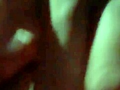 Tonton Vanessa Vixons melakukan striptis sensual dan masturbasi dalam video amatir ini