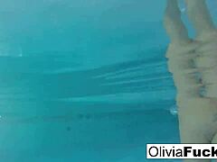 Olivias joacă la piscină îmbrăcată în bikini