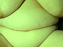 Ibu matang dengan tetek besar mendapat pantatnya diliwat dalam video hardcore