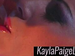 Zralá Kayla Paiges BDSM fantazie ožívá s detailním kouřením