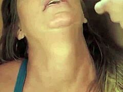 Зрела МИЛФ ужива у аналном сексу са мамом у овом ХД видеу