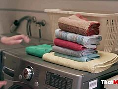मैडलिन मुनरो का सौतेला बेटा वाशिंग मशीन में एक गंदे ऑर्गेज़म के लिए शामिल होता है।