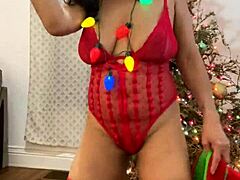 A MILF de peitos grandes Anna Maria fica safada para o Natal