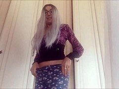 Moden stedmoster Lovenias fetish for prutning og store bryster