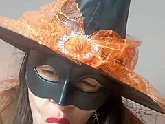 Zralá žena se obléká jako halloweenská čarodějnice a užívá si pro mě