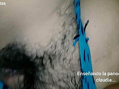 प्रौढ़ माँ क्लॉडिया डी अपनी बालों वाली चूत दिखाती है हॉट वीडियो में