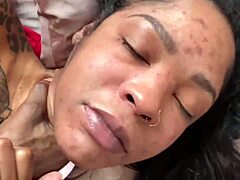 Zrela črna ženska dobi svojo ritko nabito v vročem videu