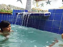 Индийска зряла и млада бразилска двойка в басейна