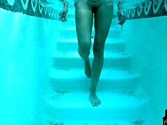 Velká prsa latinské maminky Brett Barletta se chlubí svým tělem v bazénu