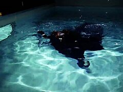 Арья Грандерс соблазнительное подводное представление в бассейне