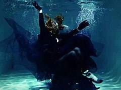 Arya Granders forførende undervannsforestilling i et svømmebasseng