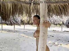 深色头发的熟女莫妮卡·福克斯在海洋和海滩上炫耀她的裸体