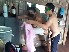 Η γυναίκα του γείτονα γαμιέται από τον γιο του γείτονά της σε βίντεο POV