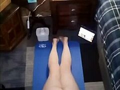 Ibu Berpayudara Besar Melakukan Sesi Yoga Pagi