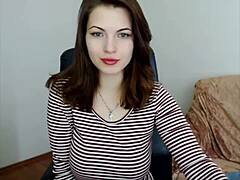 Russisk teenager med store bryster onanerer på webcam