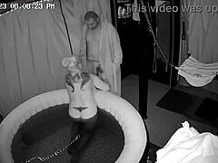 Amateur-blonde Ehefrau genießt einen großen Schwanz im Whirlpool