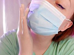 Σπιτικό βίντεο με καμπύλες με μια κοπέλα δίπλα με χειρουργικά γάντια