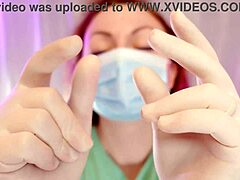 Обвито домашно видео с участието на момиче от съседството в хирургически ръкавици