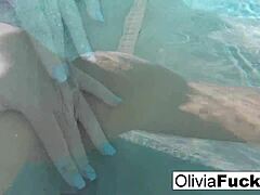 MILF Olivia se răsfăț într-o joacă solo subacvatică