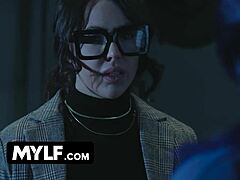 MILFy Sheena Ryder ve Whitney Wright Sıcak bir anal ve vajinal buluşmada