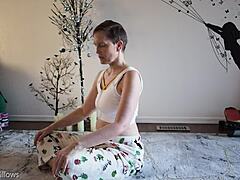 Brunetka MILF uczy fetyszu jogi lekcji