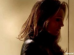 Kelly Brooks joacă seducător în cronicile cu obstacole metalice sezonul 1 episodul 4