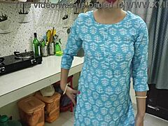 Mama vitregă indiană cu sânii mari este futută sălbatic în bucătărie
