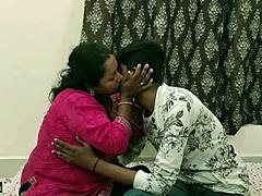 Dojrzała indyjska żona domowa Kamwali Bhabhi cieszy się ostrym seksem z młodym szefem w hindi filmie dla dorosłych