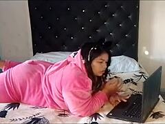 Chubby milf masturbates with toys and shakes her fat ass in homemade video