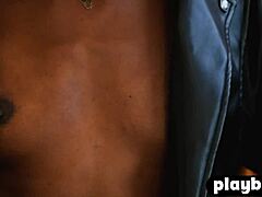 Ana Foxxx, en krøllet ibenholt MILF-model, stripper ned til sine små bryster og danser sensuelt i denne modne softcore-video