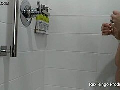 Momento íntimo do banho de Becky Jones capturado por Rex Ringo