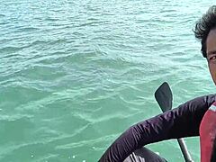 Seksowna przyjaciółka jeździ na dużym kutasie na łodzi w morzu
