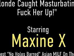 मैक्सिन हैंडकफ लैला लस्ट को सेक्स मशीन एनकाउंटर के लिए हथकड़ी पहनती है।