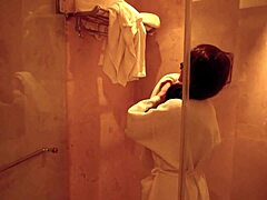 O femeie matură cu un fund mare este pătrunsă energic de soțul ei în toaletă