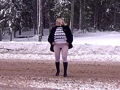 MILF blondă își arată bunurile în zăpadă
