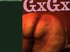 गीगी केक्स एचडी में अपने बड़े स्तन दिखाती हैं।